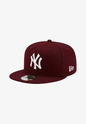 Gorra snapback de lana color burdeos con un prominente logotipo blanco bordado "NY" en la parte frontal y un logotipo de la marca bordado en el lateral.