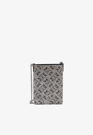 Borsa a tracolla metallica argento e nera con tracolla a catena, caratterizzata da un motivo testurizzato e dettaglio del logo sul davanti. Forma rettangolare.