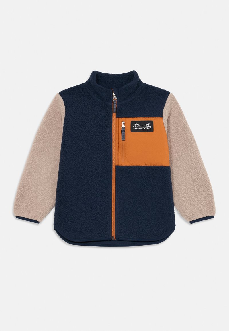 Chaqueta de forro polar para niños con cuerpo azul marino, mangas beiges, bolsillo en el pecho naranja y cremallera frontal completa, diseñada para mantener el calor y para uso al aire libre.