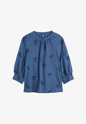 Bluza albastră cu mâneci lungi, decolteu rotund, partea frontală cu nasturi, manșete adunate și broderie florală discretă de culoare închisă pe material.