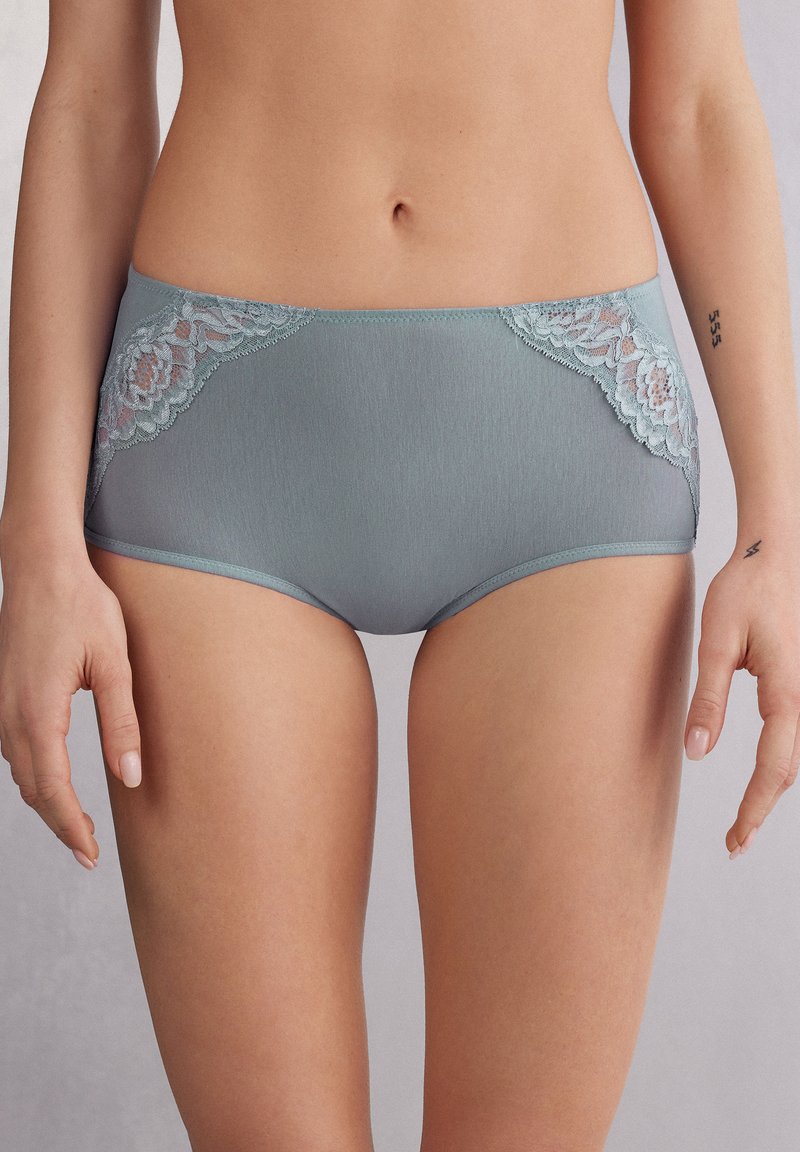  Lichtblauwe boyshorts van zachte stof met kanten accenten aan de zijkanten, semi-doorzichtige textuur en een gladde tailleband.