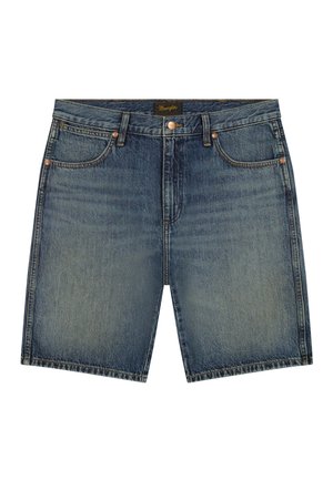 Kék farmer rövidnadrág elülső zsebekkel, övbújtatókkal, vörösréz szegecsekkel és gombos megoldással, Wrangler márkajelzéssel a derékpánton.