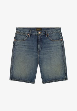 Kék farmer rövidnadrág elülső zsebekkel, övbújtatókkal, vörösréz szegecsekkel és gombos megoldással, Wrangler márkajelzéssel a derékpánton.