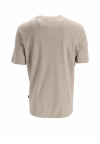 T-shirt beige à manches courtes avec un motif diagonal texturé et un col rond. Design simple avec une coupe légèrement ample.