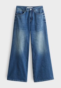 Jeans coupe large en denim, présentant un délavage bleu moyen avec des nuances plus claires, cinq poches et une fermeture à bouton à la taille.
