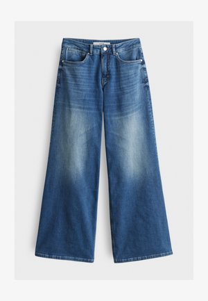 Weite Jeans aus Denim mit einer mittelblauen Waschung und leichter Ausbleichung, fünf Taschen und einem Knopfverschluss an der Taille.