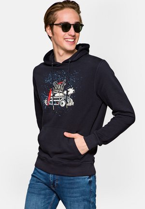 Granatowy hoodie z przednią kieszenią typu kangur, sznurkami oraz graficznym motywem surfingowym przedstawiającym samochód w stylu vintage i palmy.