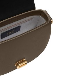 Borsa a tracolla in pelle marrone con una finitura texture, dotata di una chiusura in hardware oro e un interno in suede nero con rivestimento in tessuto.