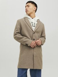 Brauner Wollmischungs-Mantel mit Reverskragen, Ein-Knopf-Verschluss und Seitentaschen, getragen über einem grauen Hoodie und blauen Jeans.