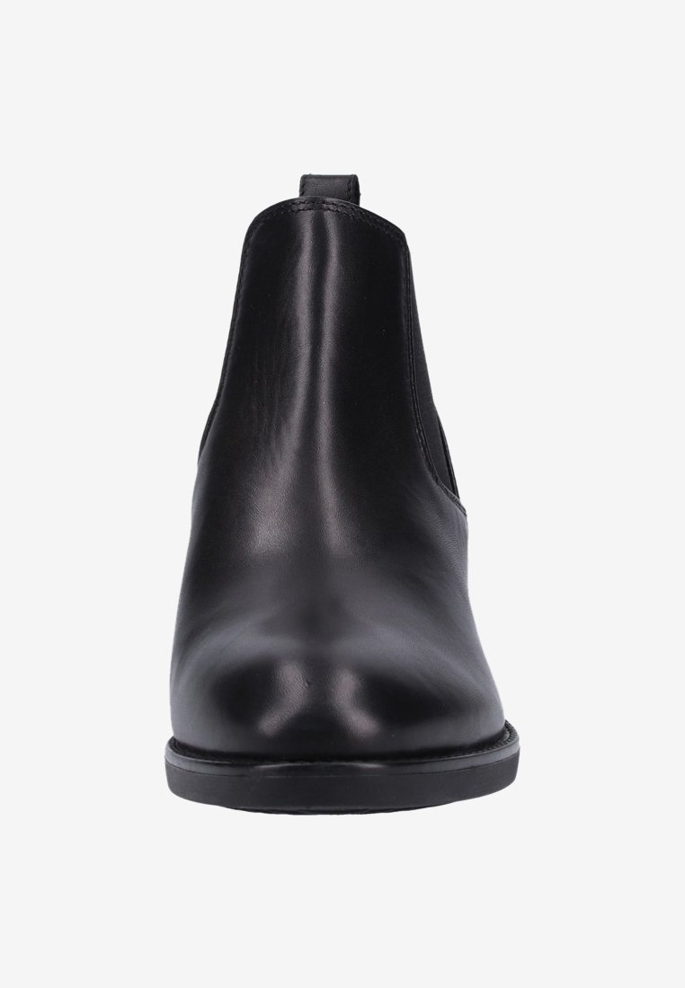 Czarne skórzane botki do kostki o gładkiej fakturze, z elastycznymi wkładkami po bokach, niskim obcasem i zaokrąglonym noskiem, z pętelką z tyłu.