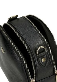 Borsa nera in pelle_TEXTURE con due zip argentate aperte e un anello a D in metallo nella sezione superiore.