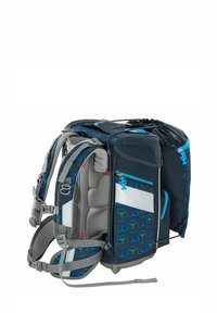 Rucksack mit einem geometrischen blauen Muster auf dunklem Stoff, grauen Akzenten, gepolsterten Trägern und mehreren Reißverschlusstaschen. Kordelzugverschluss oben.