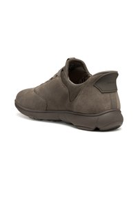 Brązowe zamszowe sneakersy z teksturowanym wzorem, wyściełanym kołnierzem i gumową podeszwą, z małym logo na pięcie i sznurowanym zapięciem.