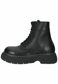 Bottines noires en cuir avec finition texturée, bout rond, semelle épaisse, et coutures blanches contrastées le long de la semelle.