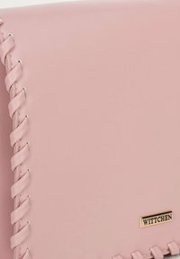 Portafoglio in pelle rosa chiaro con dettagli intrecciati e una placca logo dorata. Texture liscia con un design strutturato.