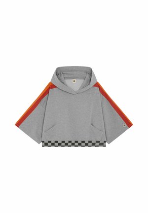 Sweat à capuche gris raccourci avec larges manches courtes, rayures orange et rouges sur les épaules, et ourlet à carreaux noir et blanc.
