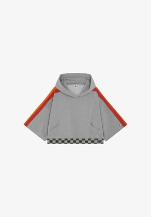 Sweat à capuche gris raccourci avec larges manches courtes, rayures orange et rouges sur les épaules, et ourlet à carreaux noir et blanc.