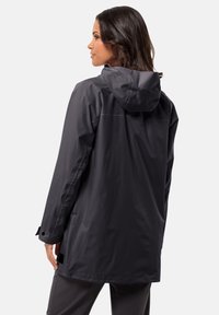 Giacca scura grigio, resistente all'acqua, con cappuccio, tasche frontali e polsini regolabili. Texture liscia e design a vestibilità rilassata con dettaglio della cucitura posteriore.