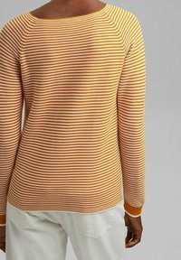 Gestreifter Pullover in Orange und Creme, mit weitem Ausschnitt, langen Ärmeln und gerippten Bündchen, mit einer strukturierten Strickoberfläche.