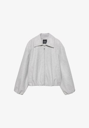 Vaaleanharmaa fleece-takki vetoketjulla edessä, leveä kaulus, joustavat hihansuut ja kaksi sivutaskua, valkoisella taustalla esillä.