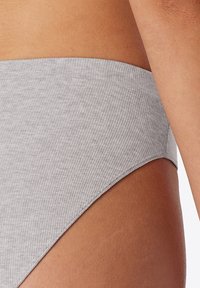 Parte inferior de bikini gris acanalada con una cinturilla suave, que presenta un corte ajustado y una textura sutil.