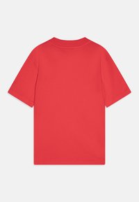 Sarkans kokvilnas T-kreklis ar īsām piedurknēm, apaļu kakla izgriezumu un gludu tekstūru. Minimālisma dizains bez redzamām logotipiem vai rakstiem.