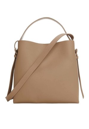 Beżowa skórzana torebka z górnym uchwytem i regulowanym długim paskiem na ramię, prostokątna z miękko zaokrąglonymi krawędziami.