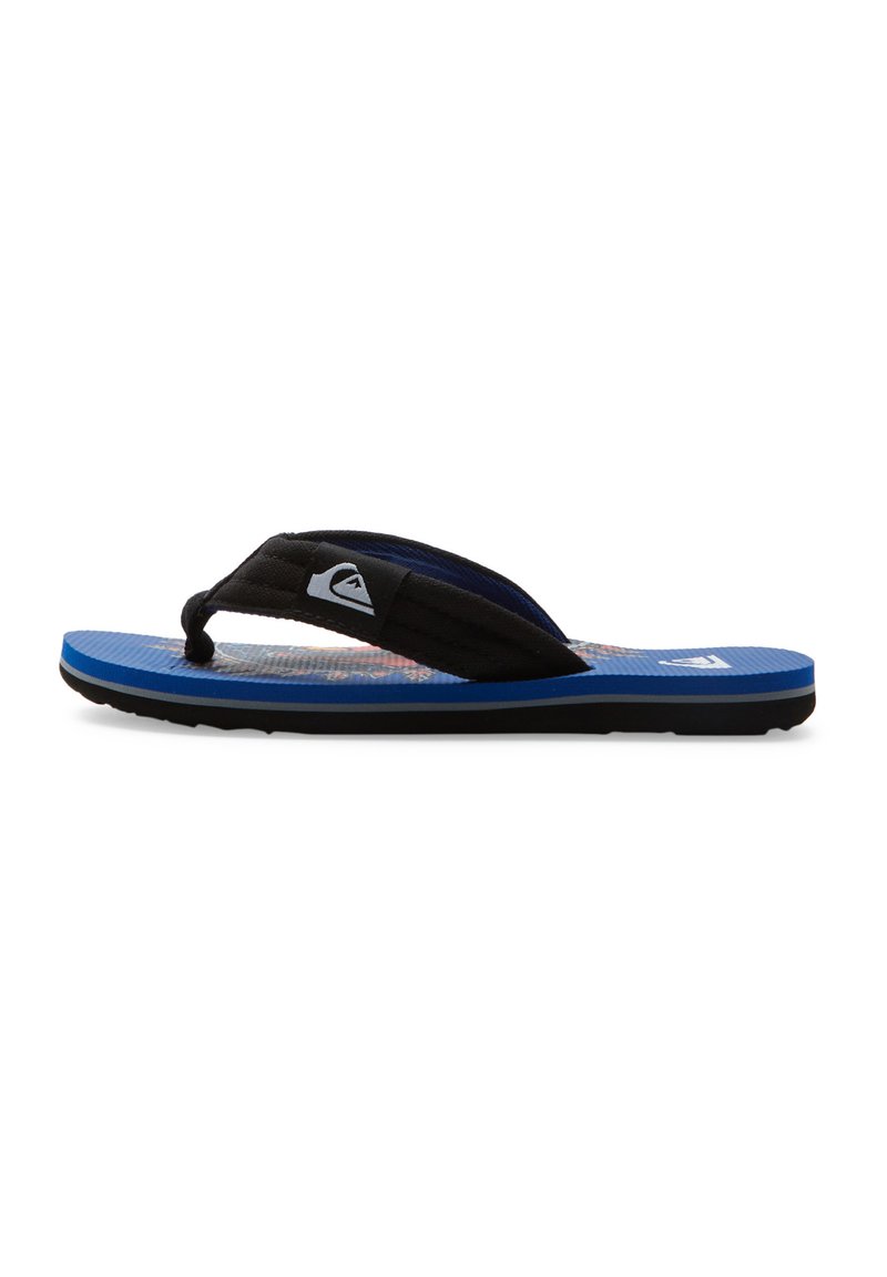 Musta ja sininen flip-flop, jossa on teksturoitu sininen pohja, pehmustetut hihnat ja logo. Ominaisuuksina kevyt rakenne mukavuutta varten.