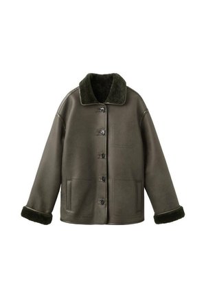Chaqueta de imitación piel verde oliva con cuello de felpa en un verde oscuro, cierre de botones, dos bolsillos de parche y forro de felpa suave en los puños.