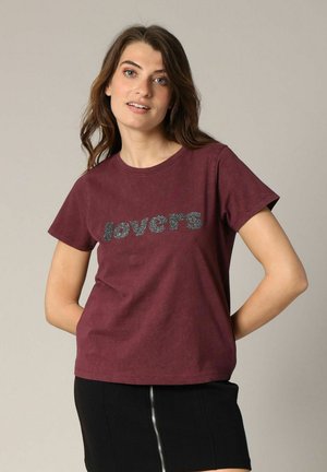 T-shirt en coton bordeaux à manches courtes et col rond. Présente le mot "lovers" en détails brillants sur le devant.