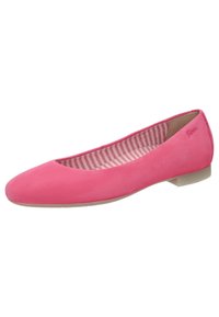 Ballerines en suède rose avec un bout rond et un petit talon transparent. L'intérieur présente un motif rayé pour un détail supplémentaire.
