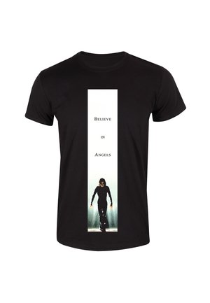 Schwarzes Baumwoll-T-Shirt mit einem zentralen weißen vertikalen Streifen, auf dem der Text "Believe in Angels" und ein Silhouettenbild zu sehen ist.