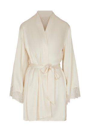 Accappatoio di raso color crema con rifiniture in pizzo sulle maniche e cintura abbinata da annodare in vita.