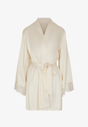 Seidenrobe in Cremefarbe mit Spitzenbesatz an den Ärmeln und passendem Taillengürtel.