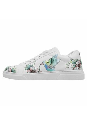 Weiße Sneakers mit floralen und Kolibri-Illustrationen, strukturiertem Finish, gepolstertem Kragen und Schnürdesign. Gummisohle mit dezentem Profil.
