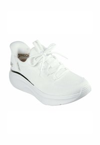 Sneaker atletica bianca con tomaia in maglia traspirante, lacci elastici, soletta ammortizzata e un accento riflettente argento sul tallone.