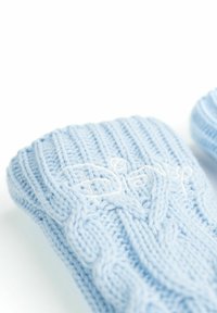 Guanti a maglia azzurro chiaro con motivo a treccia e logo "Disney" ricamato. Il materiale sembra morbido e strutturato con polsini a coste.