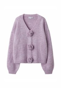 Cardigan court violet clair en matière douce, avec un col en V, des manches longues et trois boutons en forme de fleur sur le devant.