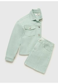 Hellgrüne Jeansjacke mit silbernen Knopfdetails und zwei Brusttaschen, kombiniert mit einem passenden Jeansrock mit Fronttaschen.