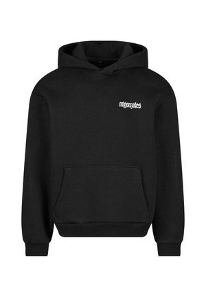Zwarte hoodie met een voorzak, ribbels aan de mouwen en een verstelbare capuchon. Heeft een wit tekstlogo op de borst. Gemaakt van zacht materiaal.