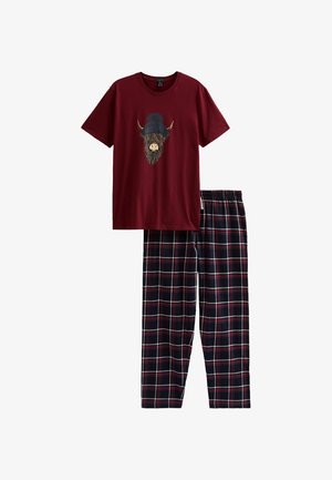 Camicia bordeaux a maniche corte con una mucca delle Highlands che indossa un cappello a pompon blu navy, abbinata a pantaloni a quadri blu navy, bordeaux e bianchi.