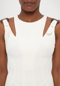 Versace Jeans Couture Džersio suknelė - cloud dancer
