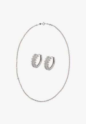 Ensemble de bijoux en argent comprenant un collier à chaîne délicate et des boucles d'oreilles créoles assorties ornées de petites pierres précieuses claires le long de l'avant.