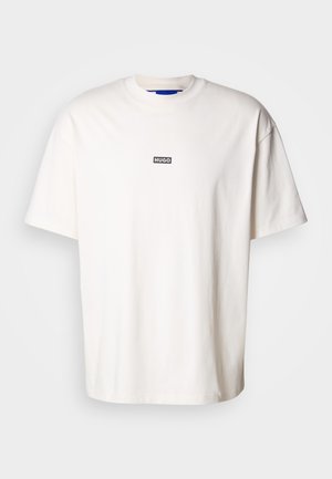 Weißes Baumwoll-T-Shirt mit Rundhalsausschnitt und kurzen Ärmeln, das ein kleines schwarzes rechteckiges Logo mit der Aufschrift "HUGO" auf der Brust trägt.