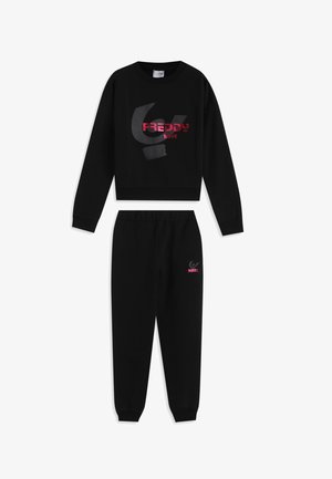 Set felpa nera e pantaloni jogger con scritta rossa "FREDDY MOVE" e disegni grafici grigi sul petto e sulla coscia sinistra.