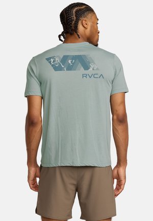 Hellgrünes Baumwoll-T-Shirt mit einem gedruckten navyfarbenen Grafikdesign und dem Markenlogo auf dem Rücken, kurzen Ärmeln und lockerer Passform.