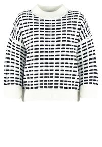 Stickad tröja i vitt och svart med ett mönster av rutor och ränder; har en hög krage och ribbade muddar och fåll.