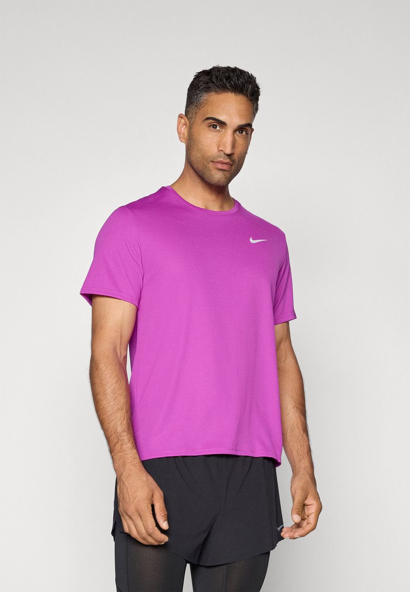Lilla Nike t-shirt i et blødt, letvægtigt stof med korte ærmer og rund halsudskæring. Har et lille hvidt logo på venstre bryst.