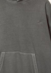 Grauer Hoodie mit weichem Material, ausgestattet mit einer Kängurutasche, einem gestickten Logo auf der Brust und einer Kordelzugkapuze.