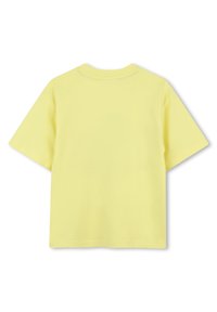 Geel T-shirt met korte mouwen, gemaakt van katoen, met een ronde hals en een eenvoudige, effen kleur zonder zichtbare patronen of accenten.